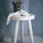 En klassisk möbel i ett klassiskt material men en helt ny kombination, pall av marmor.