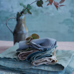 En vacker trave linneservetter i pastelliga toner och med en tvättad textur